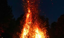 23. JŪNIJĀ VIŠĶU ESTRĀDĒ UN STADIONĀ NORISINĀJĀS LIELĀKAIS LĪGO FESTIVĀLS LATGALĒ “LEIGŪ VYŠKŪS” 2023, KAS PULCĒJA GANDRĪZ 2000 LĪGOTĀJUS NO MALU MALĀM.